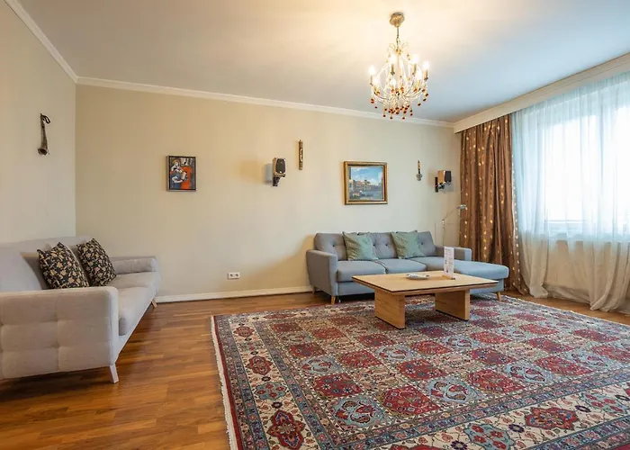 With A Balcony - 15 Min To City Center Apartamento