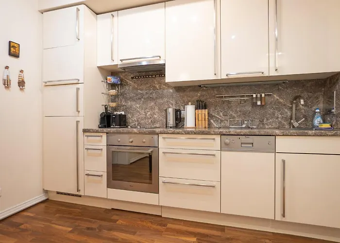 With A Balcony - 15 Min To City Center Viena